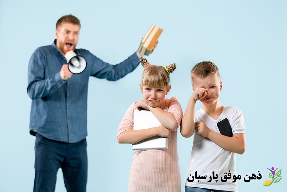 نشانه های والدین کنترل گر و آسیب هایی که به کودکان می زنند